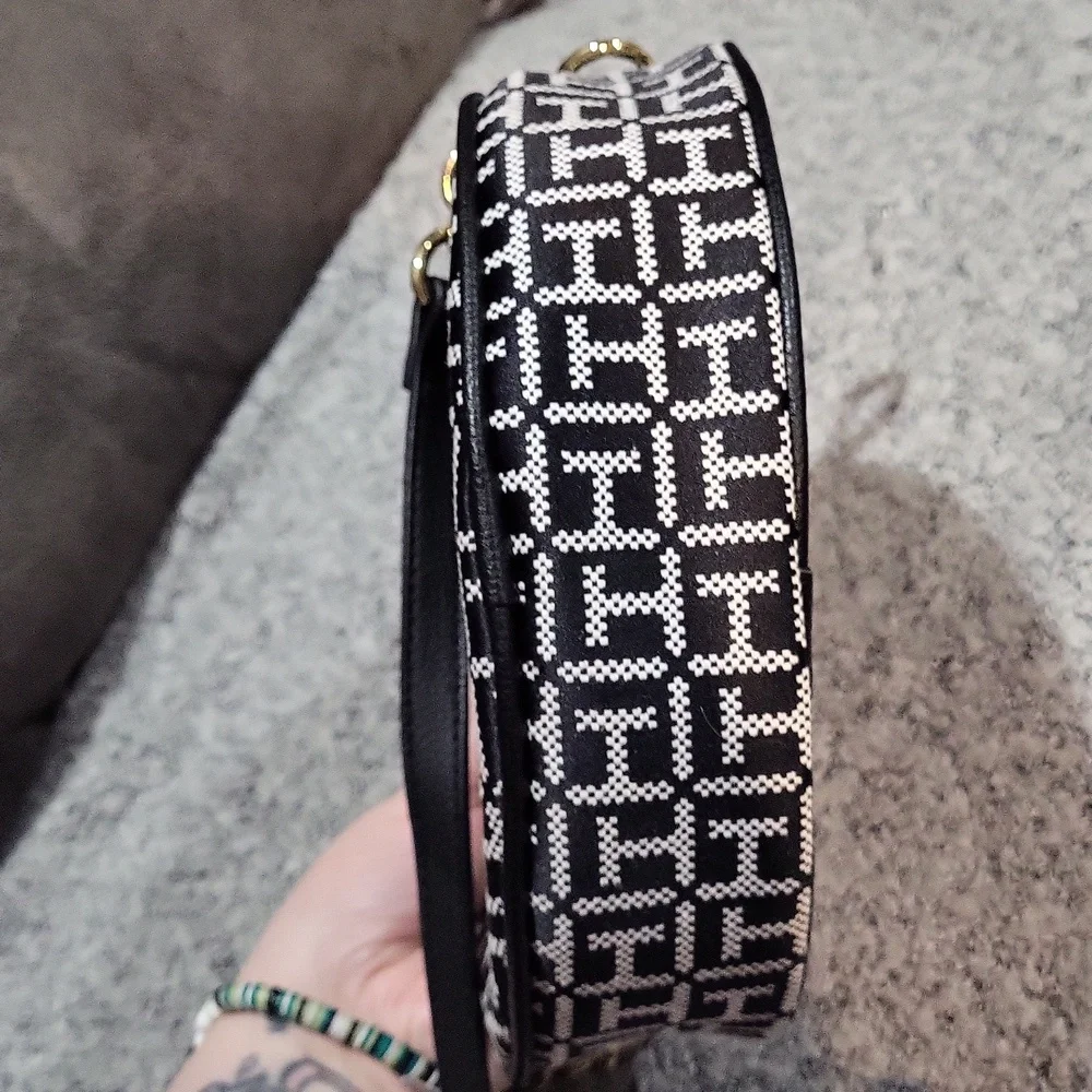 Tommy Hilfiger Crossbody Bag - Picture 11 of 12